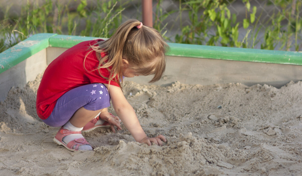 Mädchen spielt in der Sandkiste