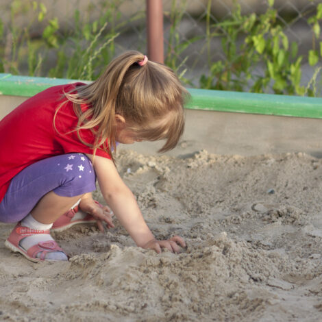 Mädchen spielt in der Sandkiste