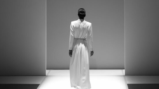 Model geht am Laufsteg während einer Modeshow