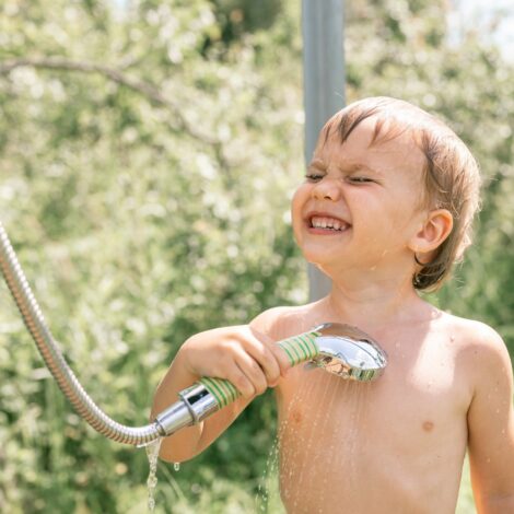 Duschen im Garten oder der Terrasse sorgt für Abkühlung an heißen Sommertagen