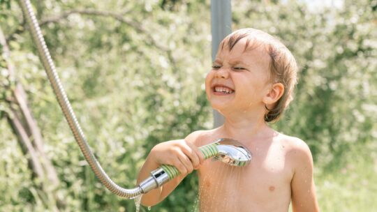 Duschen im Garten oder der Terrasse sorgt für Abkühlung an heißen Sommertagen