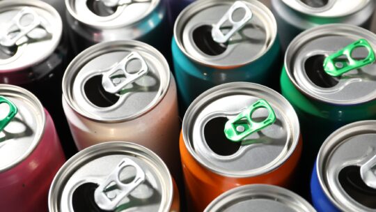 Viele bunte, leere Getränkealuminiumdosen