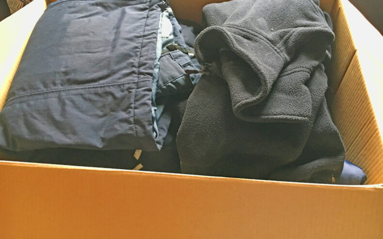 Kleiderspende in Schachtel verpackt