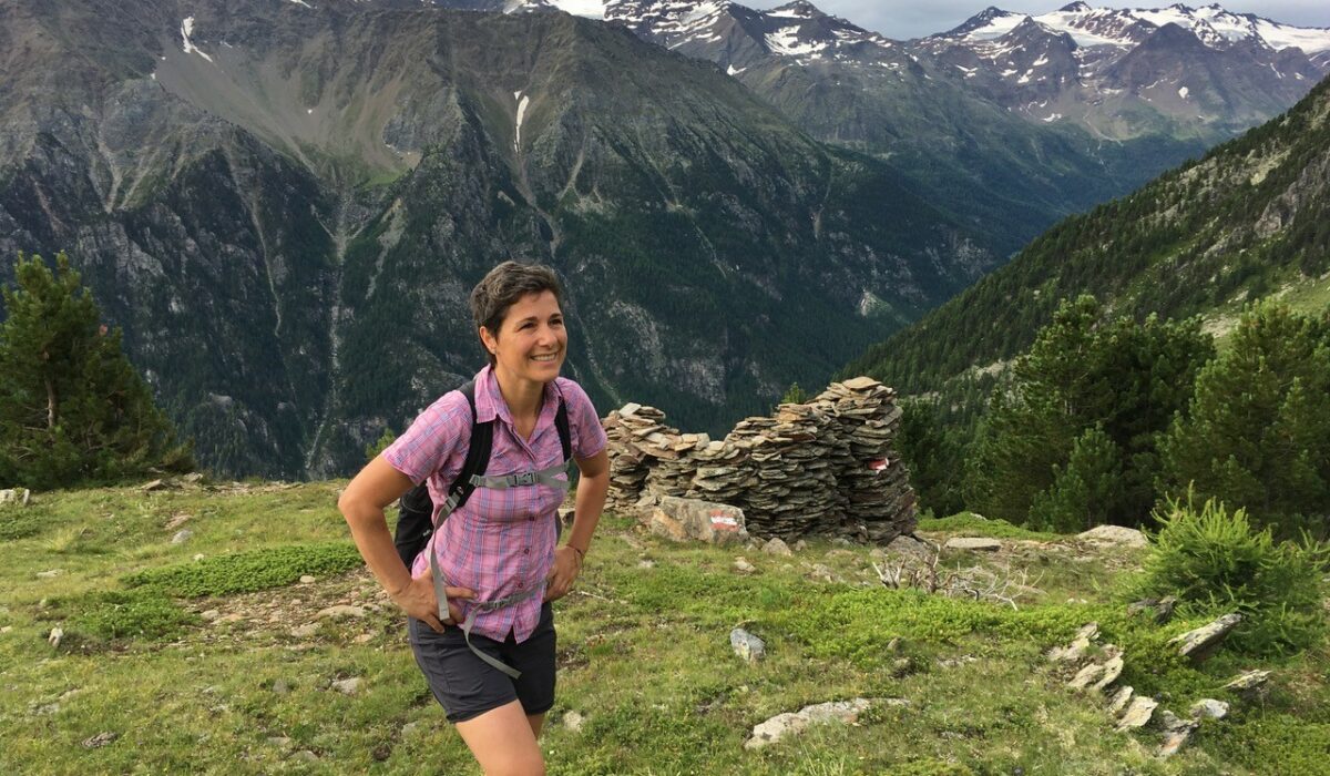 Jasmine Bachmann beim Wandern in den Alpen