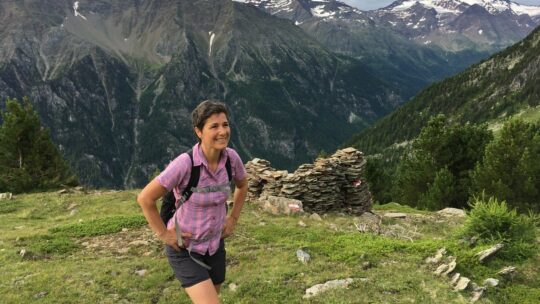 Jasmine Bachmann beim Wandern in den Alpen