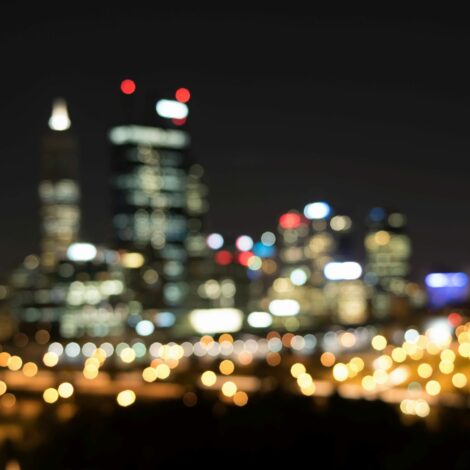 Hell erleuchtete Großstadt bei Nacht.