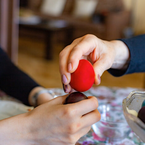 Hände klopfen Ostereier.
