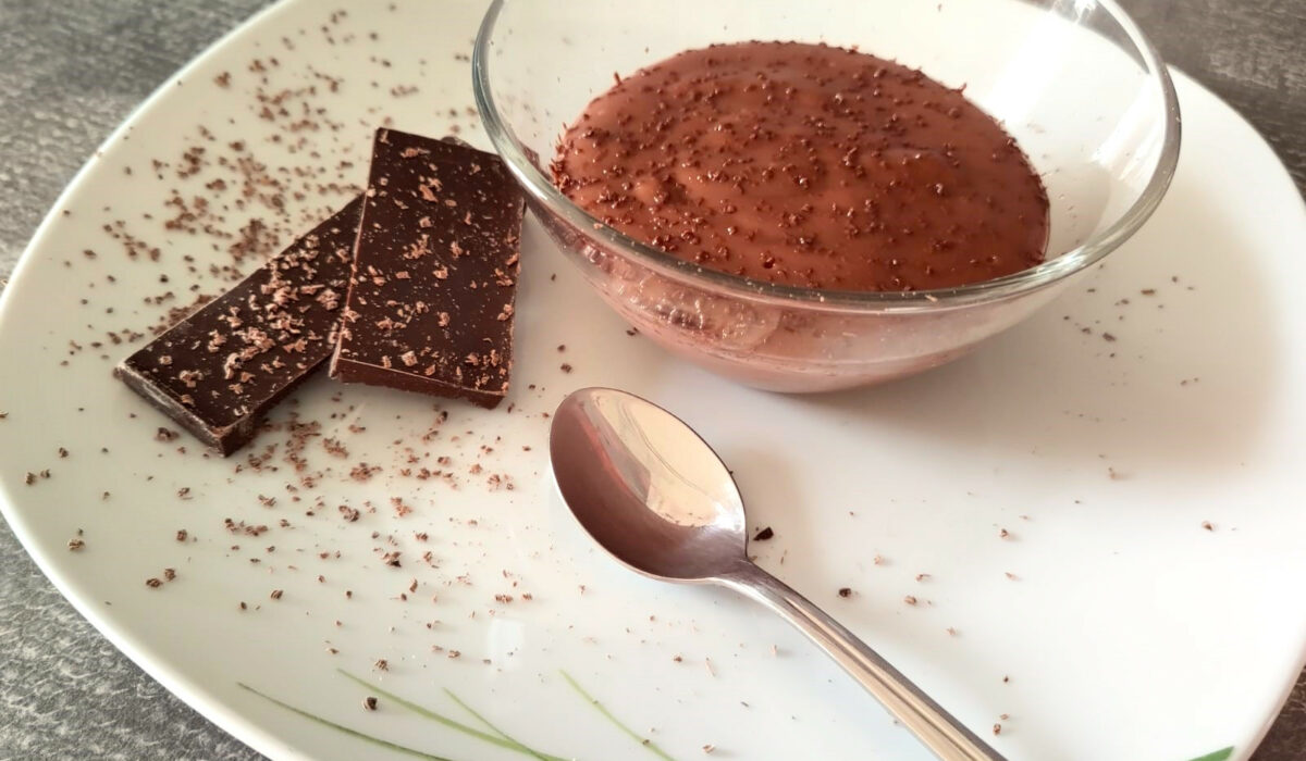 Selbst gemachter Schokolade-Pudding und Schokostücke auf einem Teller