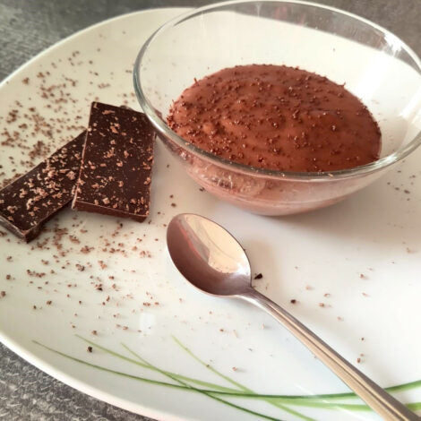 Selbst gemachter Schokolade-Pudding und Schokostücke auf einem Teller