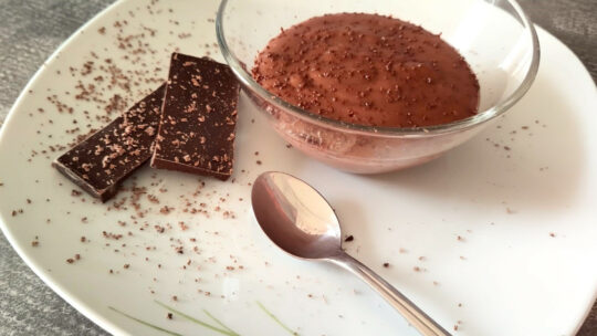 Selbst gemachter Schokolade-Pudding und Schokostücke auf einem Teller