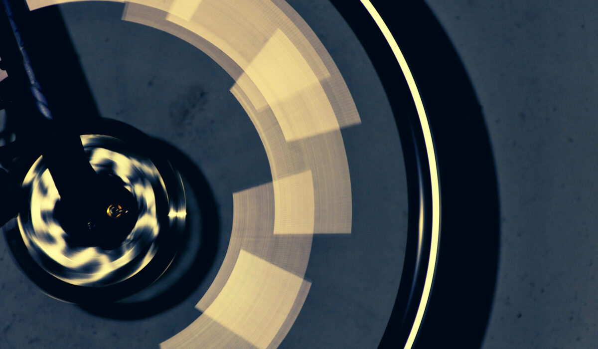 rasch drehendes Vorderrad mit leuchtenden Reflektoren