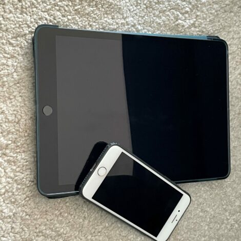 Tablet und Smartphone liegen auf Polster