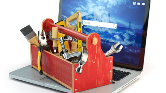 Laptop mit einem Werkzeugkasten auf der Tastatur