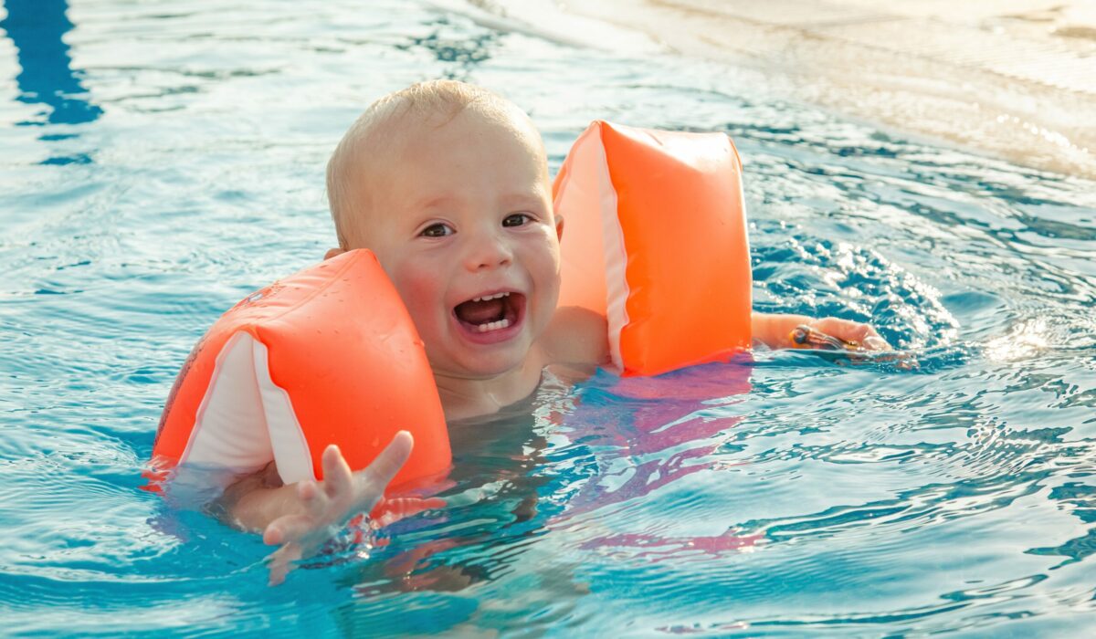 Baby mit Schwimmflügerl