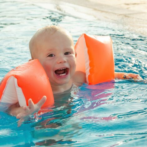 Baby mit Schwimmflügerl