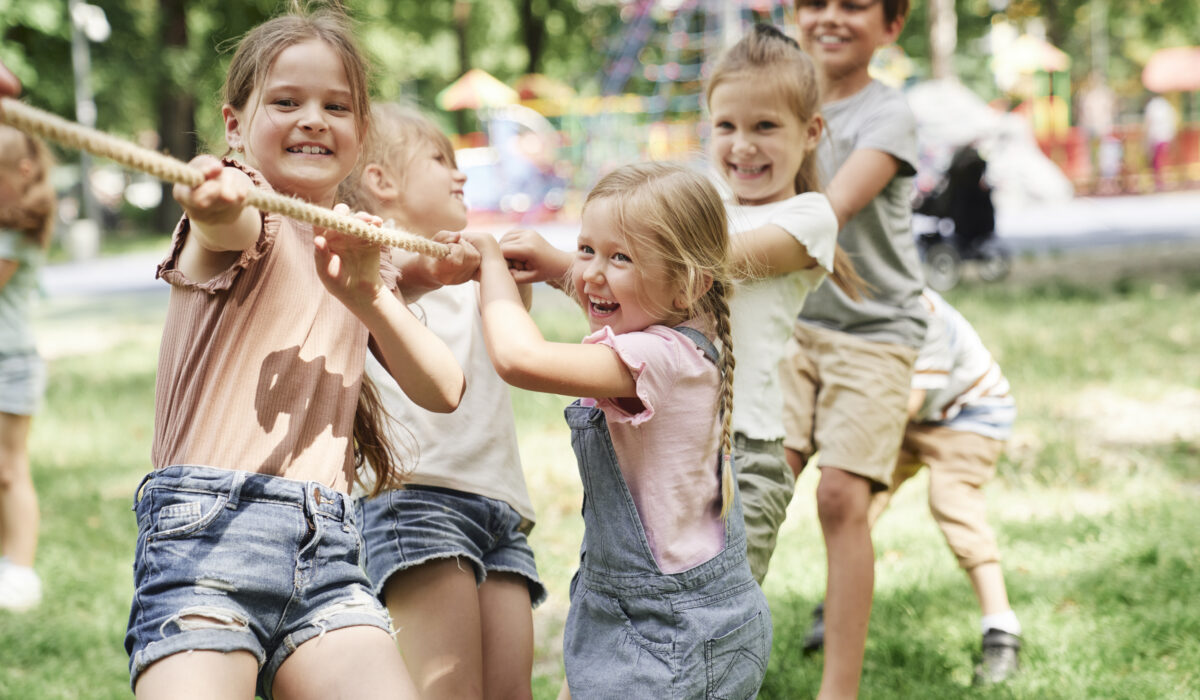 Kinder spielen Seilziehen