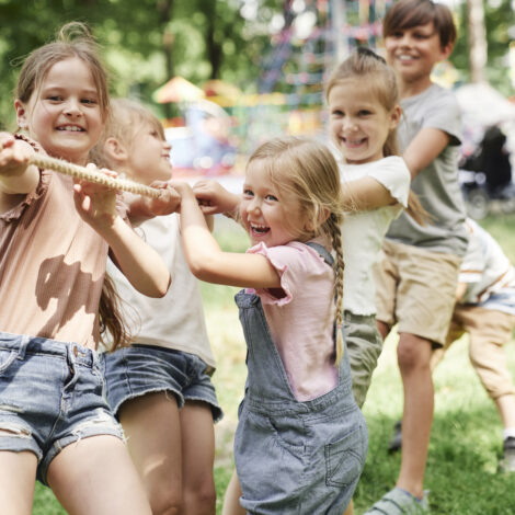 Kinder spielen Seilziehen