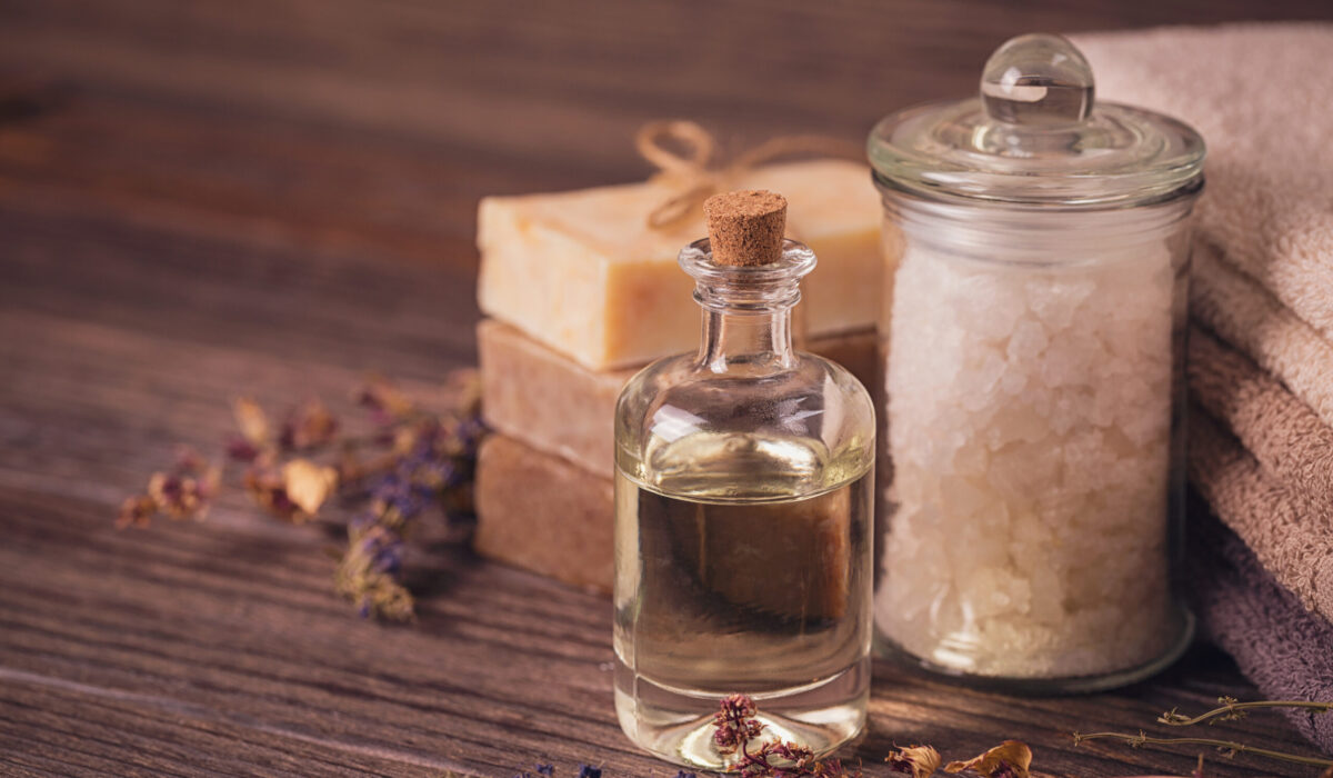 Natürliches Meersalz, hausgemachte Seife, Badeöl und bunte Handtücher.