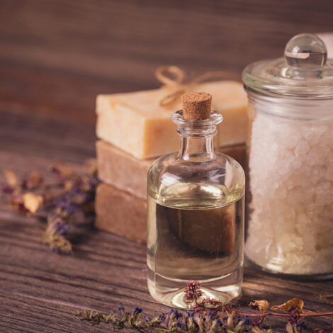 Natürliches Meersalz, hausgemachte Seife, Badeöl und bunte Handtücher.