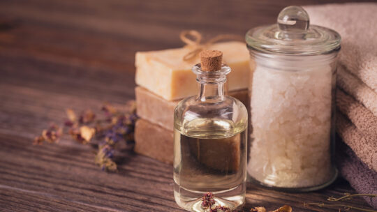 Natürliches Meersalz, hausgemachte Seife, Badeöl und bunte Handtücher.