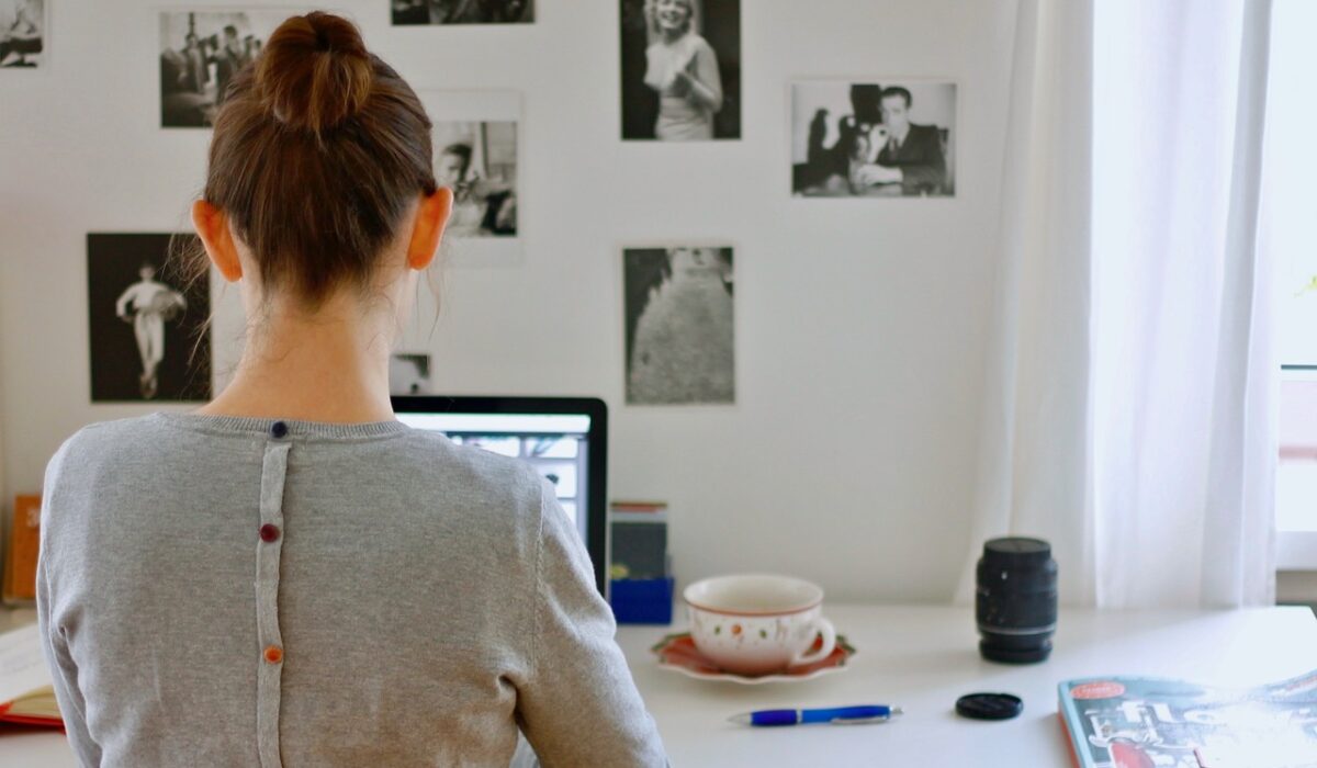 Stefanie vor dem Laptop an einem Tisch sitzend