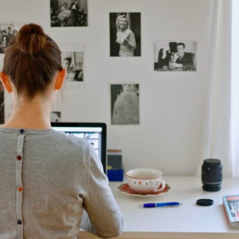 Stefanie vor dem Laptop an einem Tisch sitzend