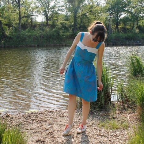 Stefanie mit einem blauen Sommerkleid am Fluss