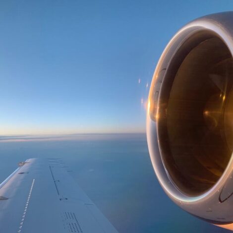 Blick aus dem Flieger auf ein Triebwerk