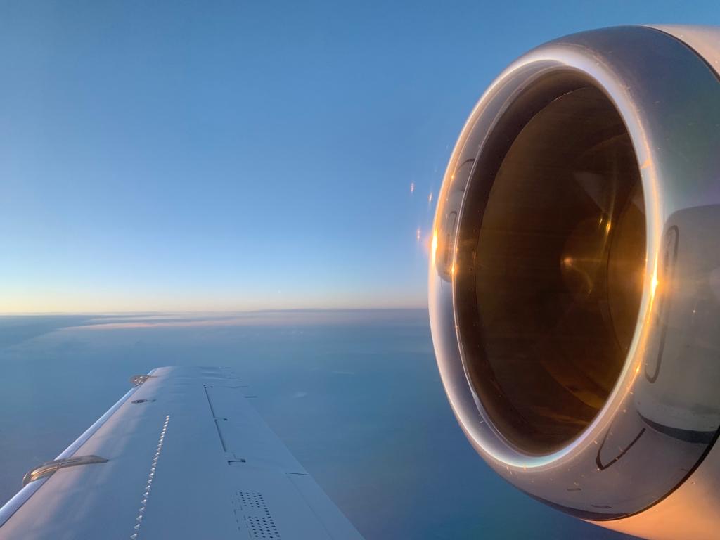 Blick aus dem Flieger auf ein Triebwerk