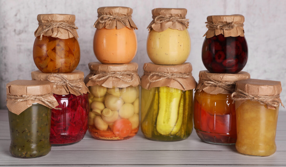 Eingelegtes Obst und Gemüse in verschieden geformten Einmachgläser