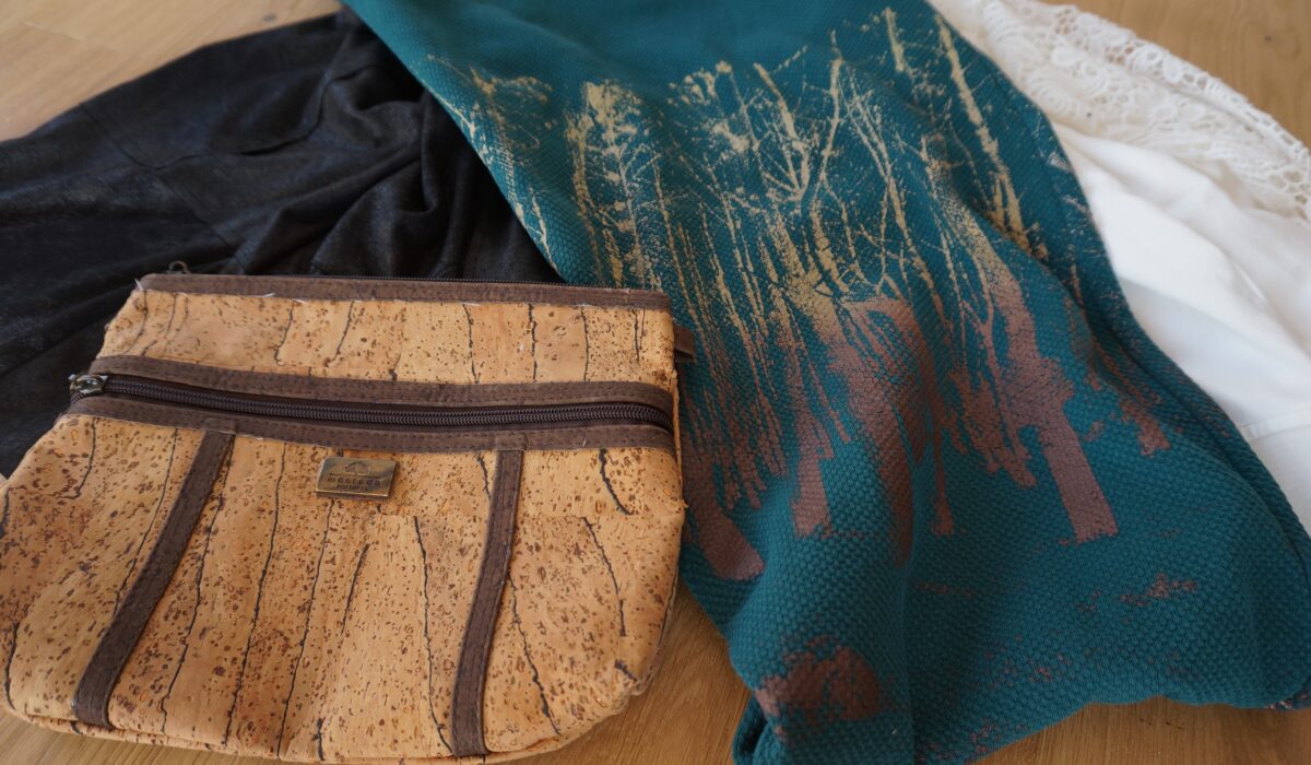 Vegane Mode aus Biobaumwolle und Korkledertasche