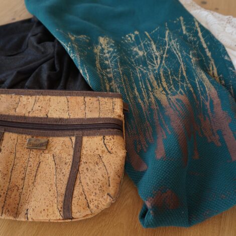Vegane Mode aus Biobaumwolle und Korkledertasche
