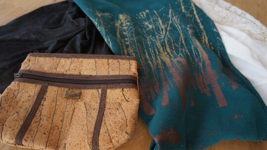 Vegane Mode aus Biobaumwolle und Korkledertasche