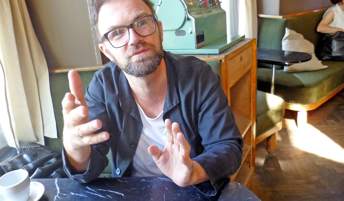 Interview mit Wolfgang Pfoser-Almer, Wear Fair in einem Wiener Kaffeehaus