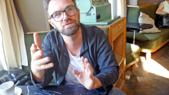 Interview mit Wolfgang Pfoser-Almer, Wear Fair in einem Wiener Kaffeehaus