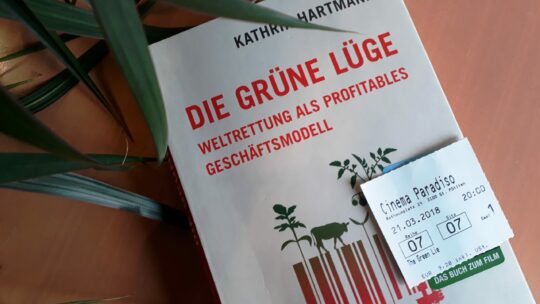 Buch "Die Grüne Lüge" und Kinoticket