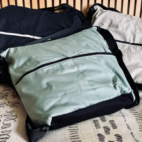 drei Wickelaschen in schwarz, beige und grün