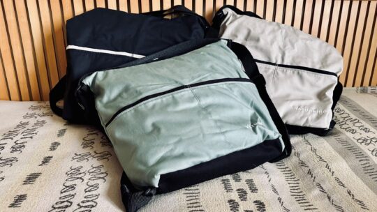 drei Wickelaschen in schwarz, beige und grün