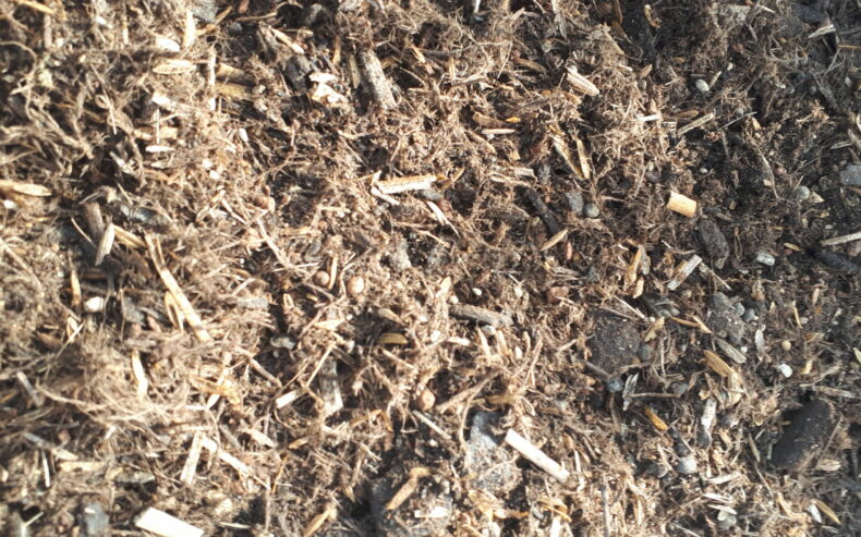 Mischung aus Kompost, Holzfaser, Ziegelsplit und lehmigem Sand, aufgedüngt mit Hornspänen .